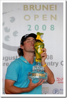 Australia's Rick Kulacz kisses his trophy after winning the Brunei Open 2008 in the capital of Bandar Seri Begawan August 24, 2008. Kulacz beats Taipei's Lu Wen-teh in a play-off after both players finished on 13-under-par 271 and claiming the prize money of USD47,550. Ahim Rani (Brunei)
