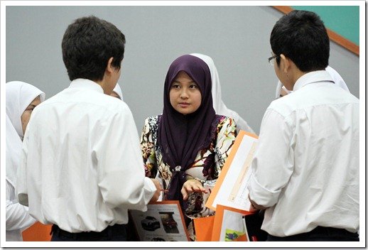 Nurul_Basrani_explaining_to_her_team
