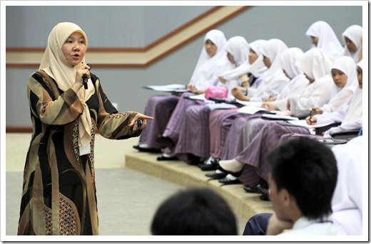 Nurul_Jafriah_doing_her_presentation_to_the_A-level_students