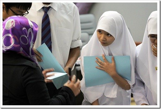 one_of_the_students_listening_to_Dania's_explaination