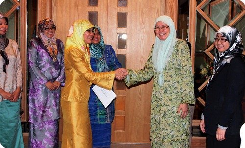 Chief_Fiancial_Officer_Noraini_Sulaiman_presented_the_cheque__On_hand_to_receive_the_contribution_was_Dr_Hjh_Asmah_binti_Hj_Morni_of_SHBIE Chief_Fiancial_Officer_Noraini_Sulaiman_presented_the_cheque__On_hand_to_receive_the_contribution_was_Dr_Hjh_Asmah_binti_Hj_Morni_of_SHBIE