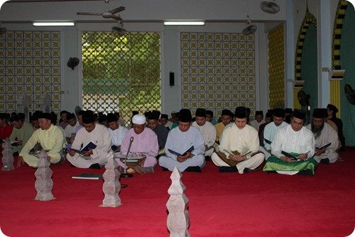 BIBD male workforce reciting of Surah Yassin, tahlil and doa arwah