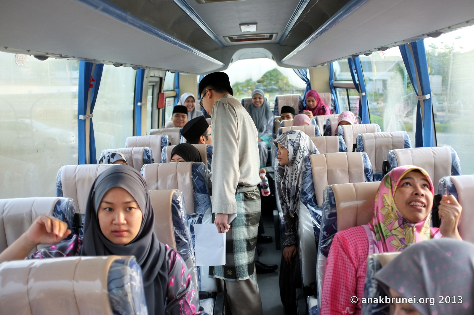 His Majesty greets subjects in Brunei-Muara – anakbrunei.org